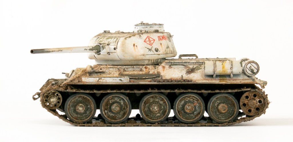 Zvezda 1/35 T-34/85 w/winter camo, “Lembitu” tank&nbsp;column